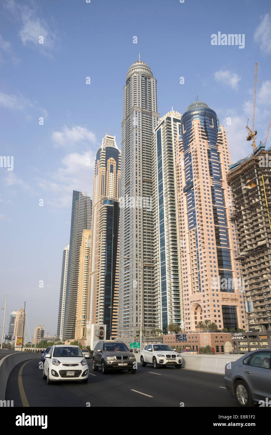 Straße und moderne Wolkenkratzer in Dubai, Vereinigte Arabische Emirate Stockfoto