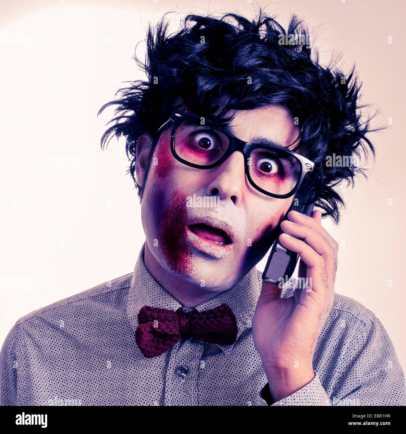 ein beängstigend Hipster-Zombie mit schwarzen Kunststoff-umrandeten Brille  das Telefonieren mit einem Retro-Effekt Stockfotografie - Alamy