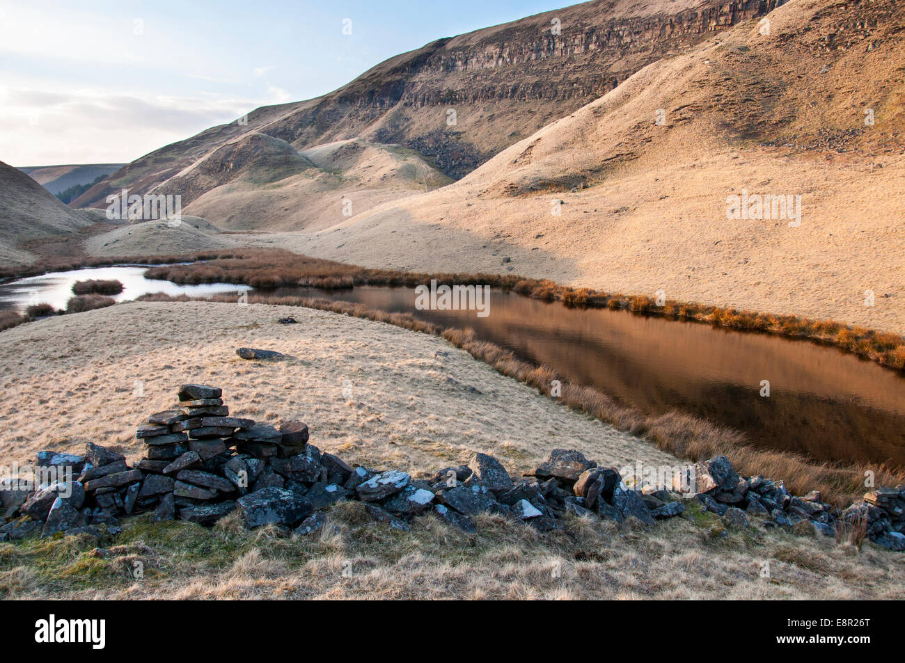 Alport Burgen See an einem späten Frühjahr Abend. Peak District Landschaft. Stockfoto