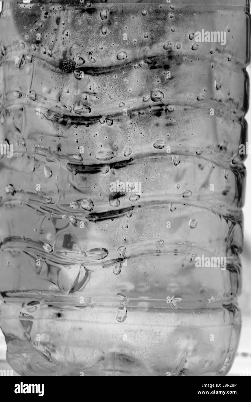 Nassen Plastikflasche Wasser monochromen look Stockfoto