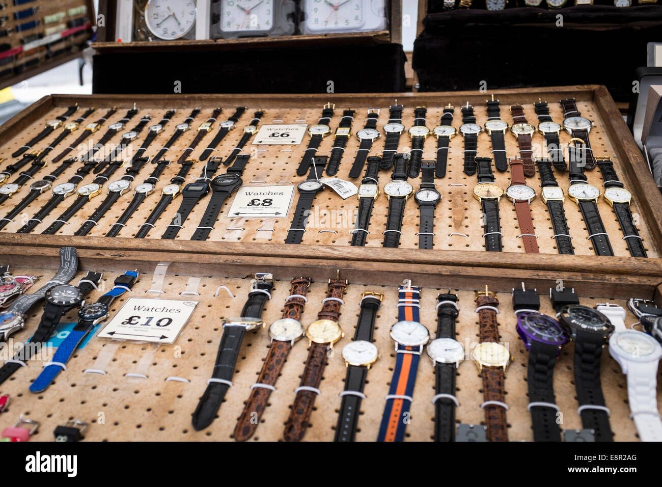 Anzeige der Uhren zum Verkauf auf einer Anzeigetafel auf einem Marktstand. Stockfoto