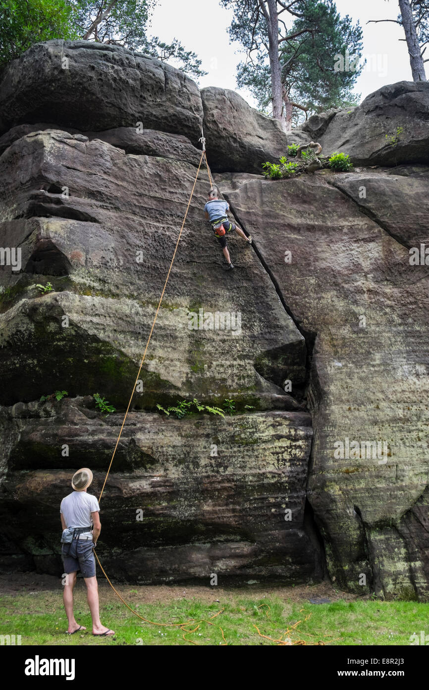 Bergsteigen und klettern. Hohe Felsen Tunbridge Wells, Kent Stockfoto