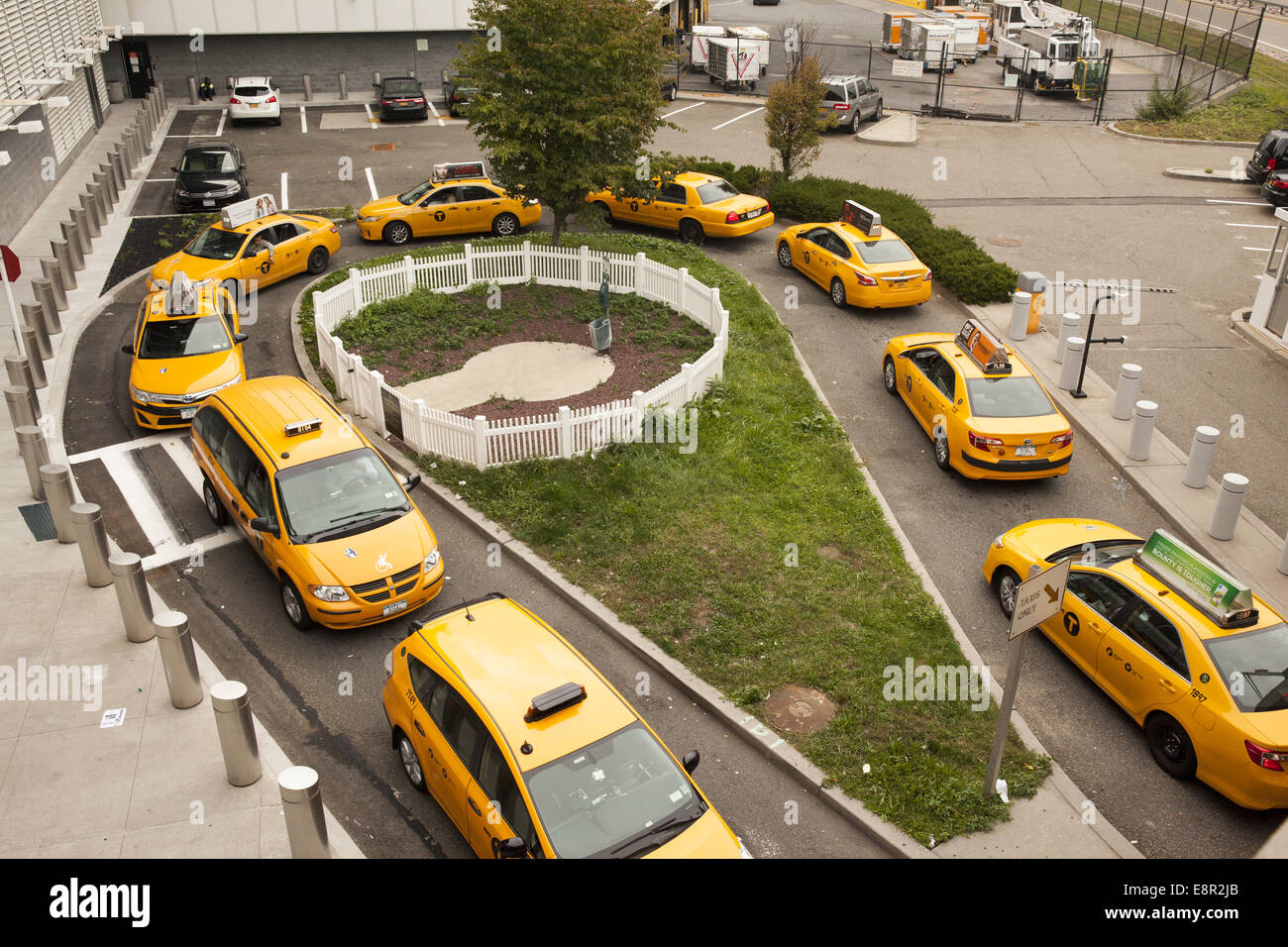 Taxis Line-up um zu holen Leute am JFK Airport in New York CIty. Stockfoto