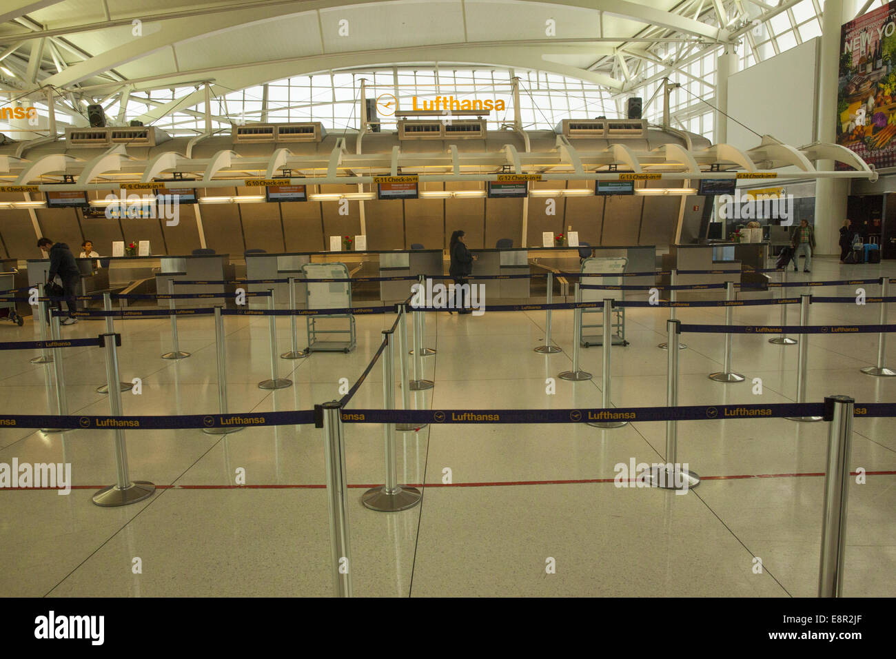 Leere Lufthansa Check-in-Ticket Thekenbereich am JFK Airport in New York City. Stockfoto