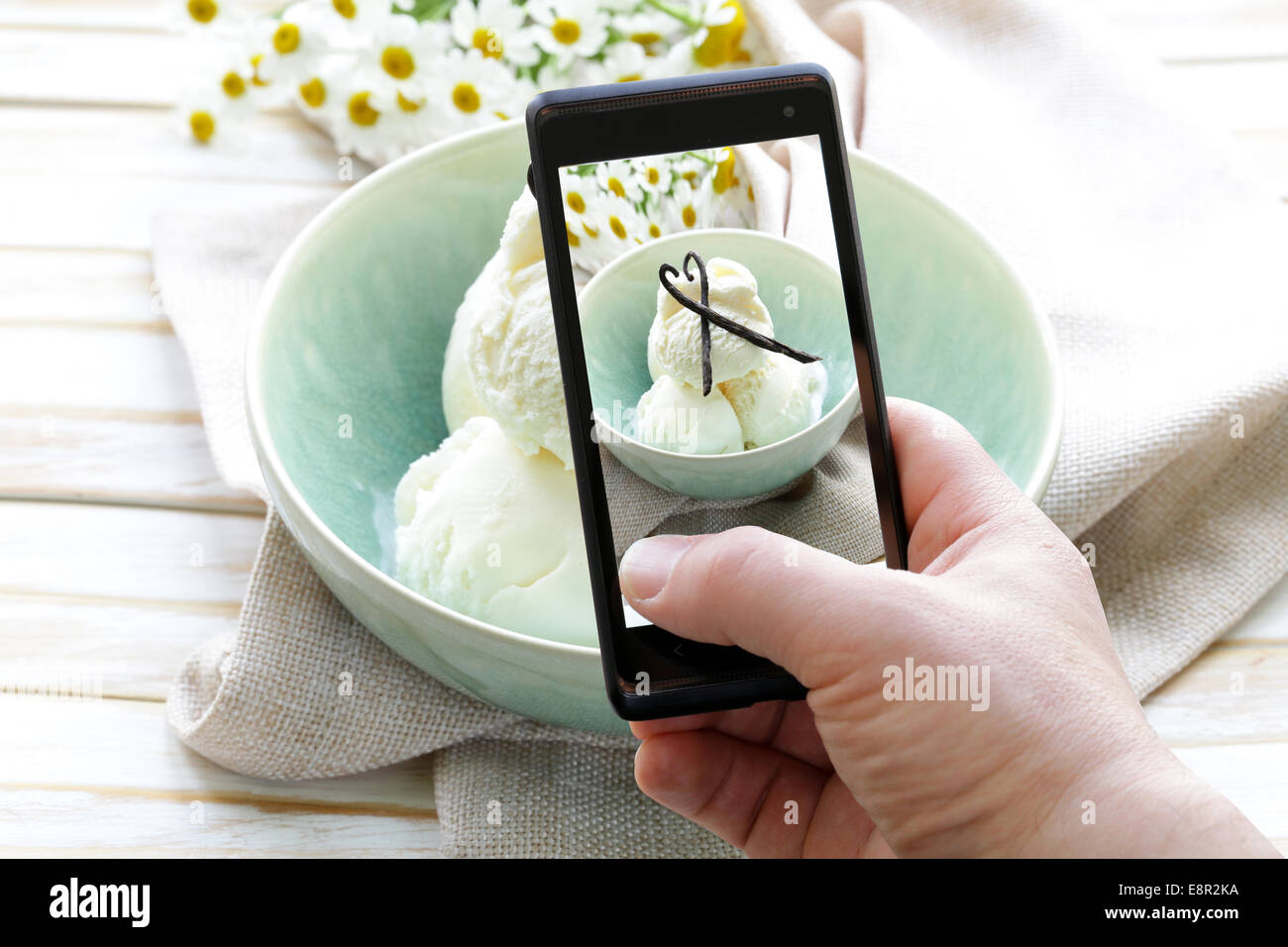 Smartphone gedreht Essen Foto - Vanille-Eis mit natürlicher Vanille Stangen Stockfoto