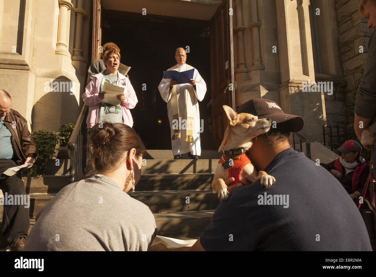 Segnung der Tiere service Ion die Schritte einer katholischen Kirche in Brooklyn, New York. Stockfoto