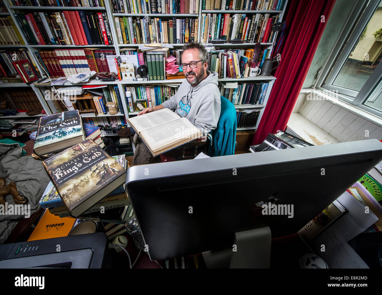 Historischen Verbrechen Autor Michael Jecks in seiner Studie, Dartmoor, Devon UK Stockfoto