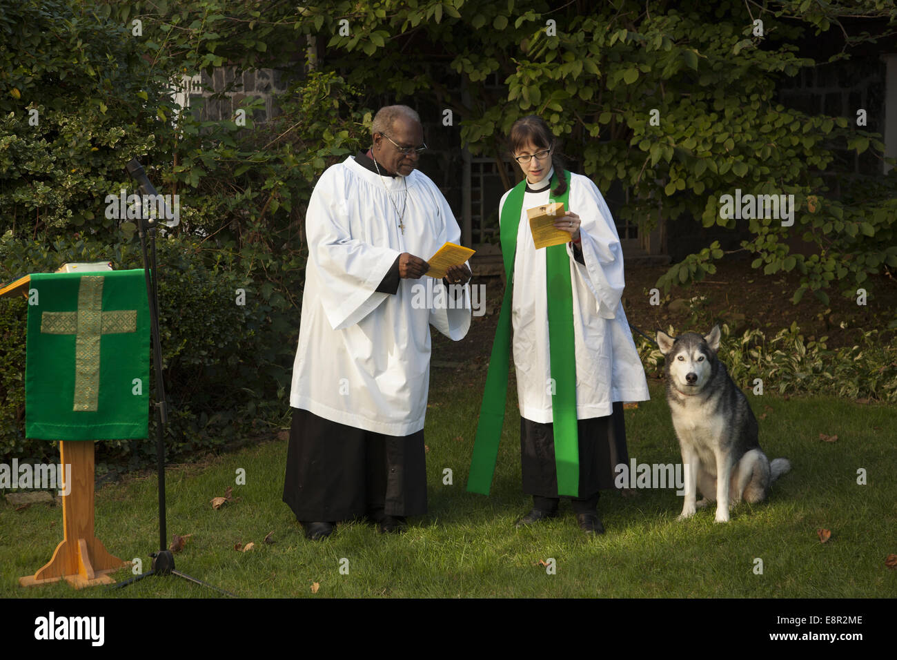 Priester bereiten Sie einen Dienst in der Kirche Garten führen und segnen die Tiere auf der Heilige Franziskus von Assisi Tag in Brooklyn, New York. Stockfoto