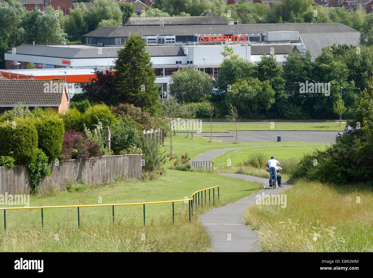 Wanderweg führt zum Sainsbury Supermarkt, Amblecote, Brierley Hill. West Midlands, England, UK Stockfoto