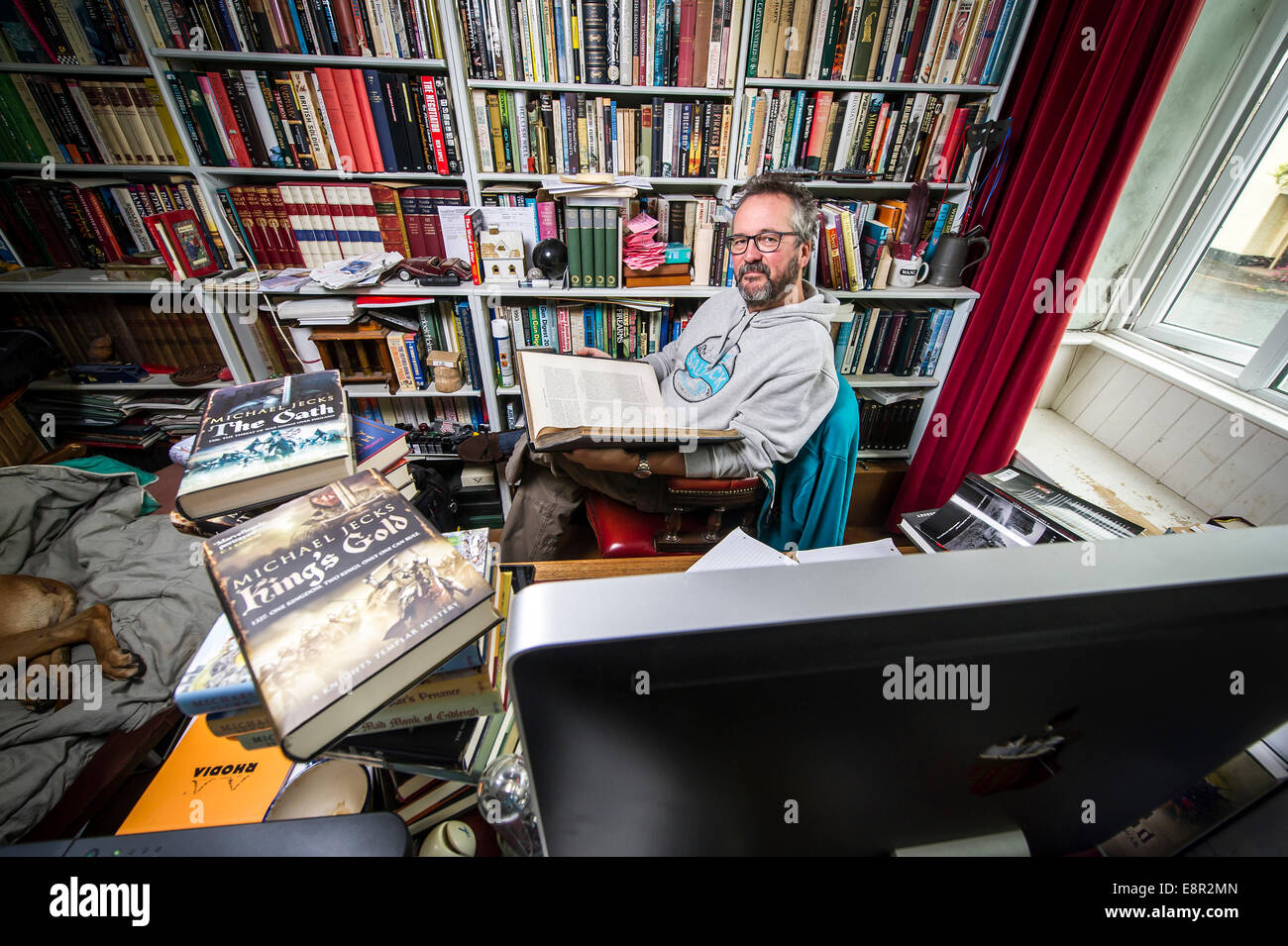Historischen Verbrechen Autor Michael Jecks in seiner Studie, Dartmoor, Devon UK Stockfoto