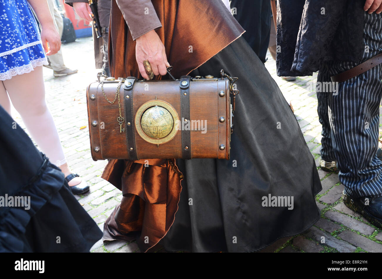 Steampunk-Koffer am 2014 Fantasy Fair Arcen Niederlande Stockfoto