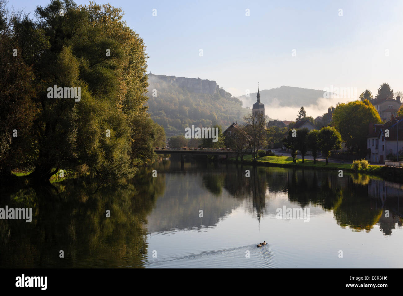 Ruhige Szene am Fluss Loue mit frühen Morgennebel Herbst im Tal der Loue im Jura-Gebirge. Ornans Doubs Franche-Comte Frankreich Stockfoto