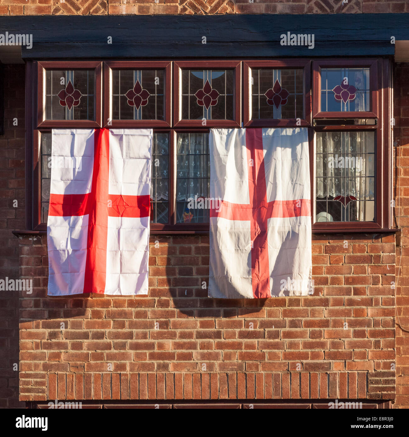 Englisch Fahnen hängen von einem Haus Fenster, England, UK Stockfoto