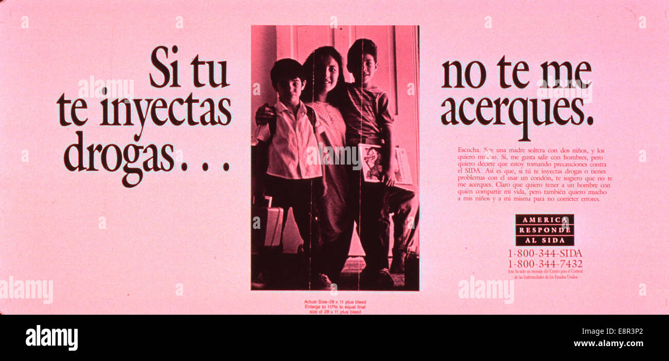 Ein schwarz-weißes Poster des Centers for Disease Control and Prevention (CDC), das in den 1980er Jahren veröffentlicht wurde und sich mit dem Bewusstsein für HIV/AIDS befasst. Das Bild zeigt eine Frau und zwei Jungen, wobei eine Bildunterschrift die Wichtigkeit der Vermeidung von HIV/AIDS-Risiken während der Dating betont. Stockfoto