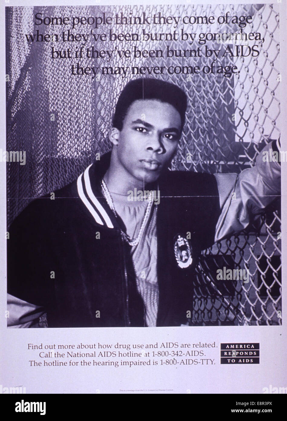 Ein schwarz-weißes Poster von den U.S. Centers for Disease Control, um die 1980er Jahre, zur Förderung des Bewusstseins für AIDS. Das Poster zeigt einen jungen Mann in einer Jacke im Varsitätsstil, der in der Nähe eines Zauns steht, mit einer Bildunterschrift, die die Schwere der AIDS-Epidemie in den ersten Jahren der Krise unterstreicht. Stockfoto