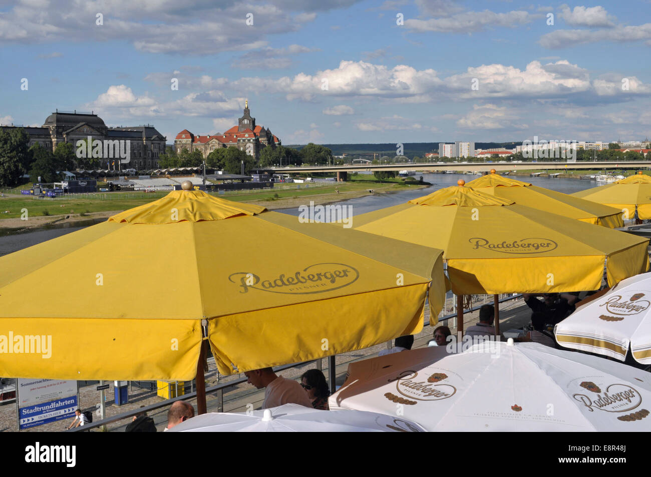 Café-Restaurant an Brühlschens Terrasse mit Blick auf Elbe, Dresden Stockfoto