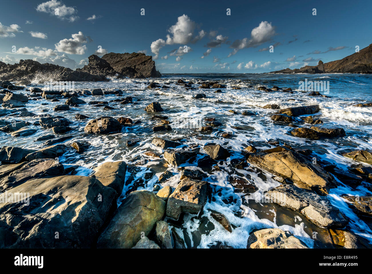 Flut über Felsen am Hartland Quay, Cornwall Stockfoto
