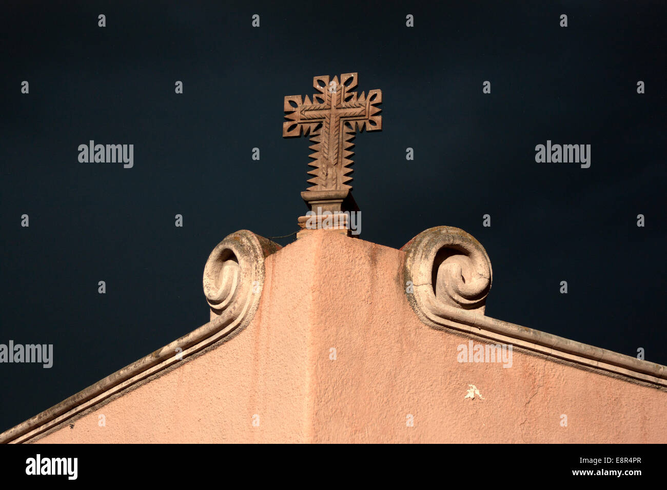 A cross-Verzierung einer kolonialen Gebäude bei Sonnenuntergang in Queretaro, Mexiko, 19. Juli 2014. Stockfoto