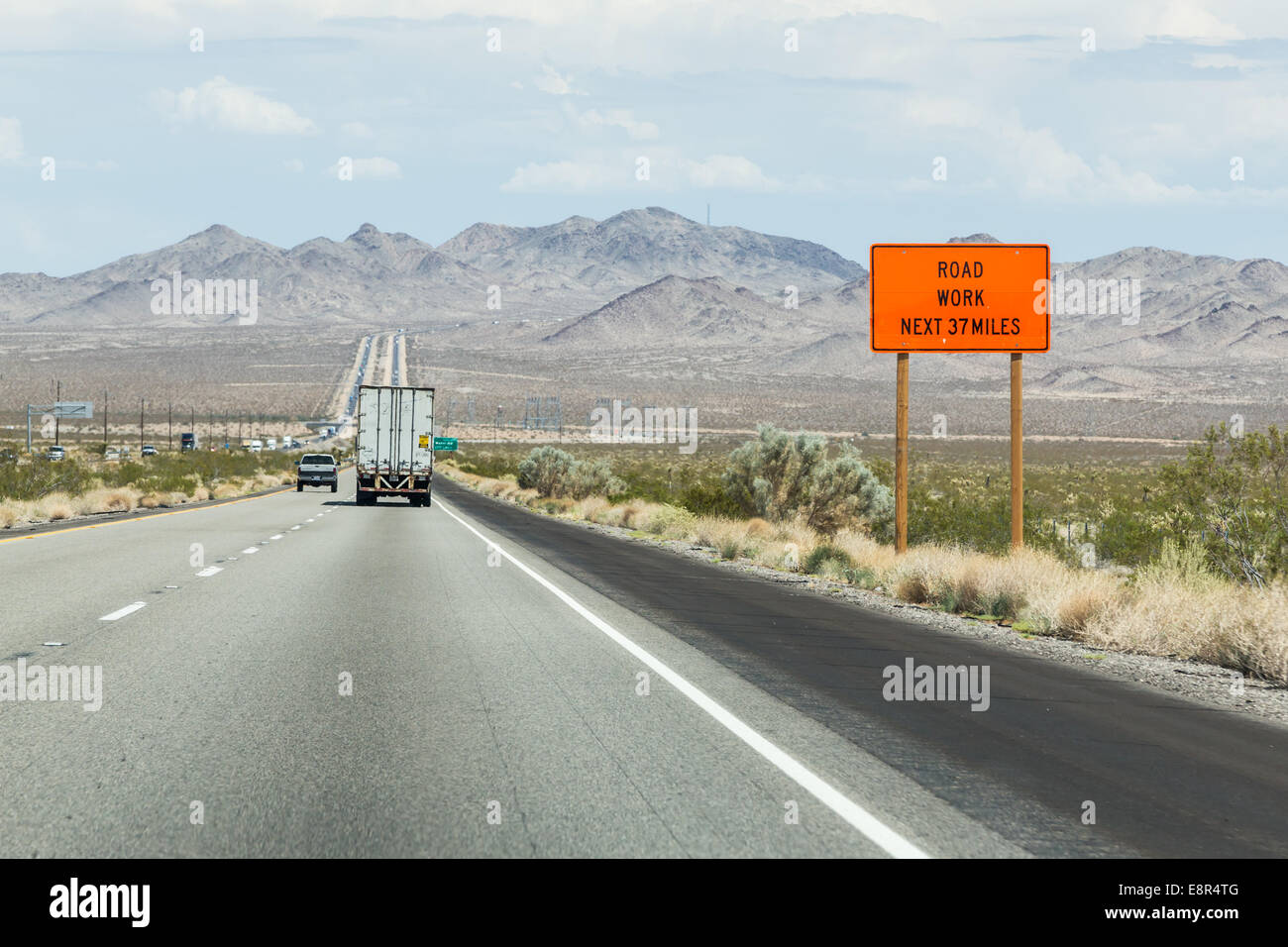 Anmeldung "Straße Arbeit nächste 37 Meilen" auf der Straße in Kalifornien, USA Stockfoto