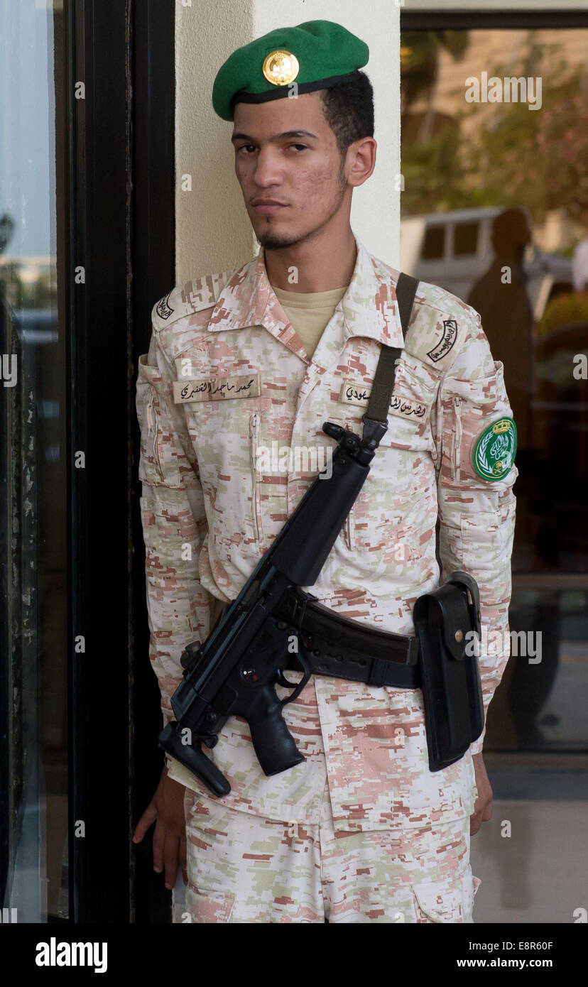 Jeddah, Saudi-Arabien. 13. Oktober 2014. Ein Sicherheitsbeamter mit einer Maschinenpistole geben "MP5" der deutschen Firma Heckler & Koch vor dem Gästehaus der saudischen Regierung in Jeddah, Saudi Arabien, 13. Oktober 2014 steht. Foto: Tim Brakemeier/Dpa/Alamy Live News Stockfoto