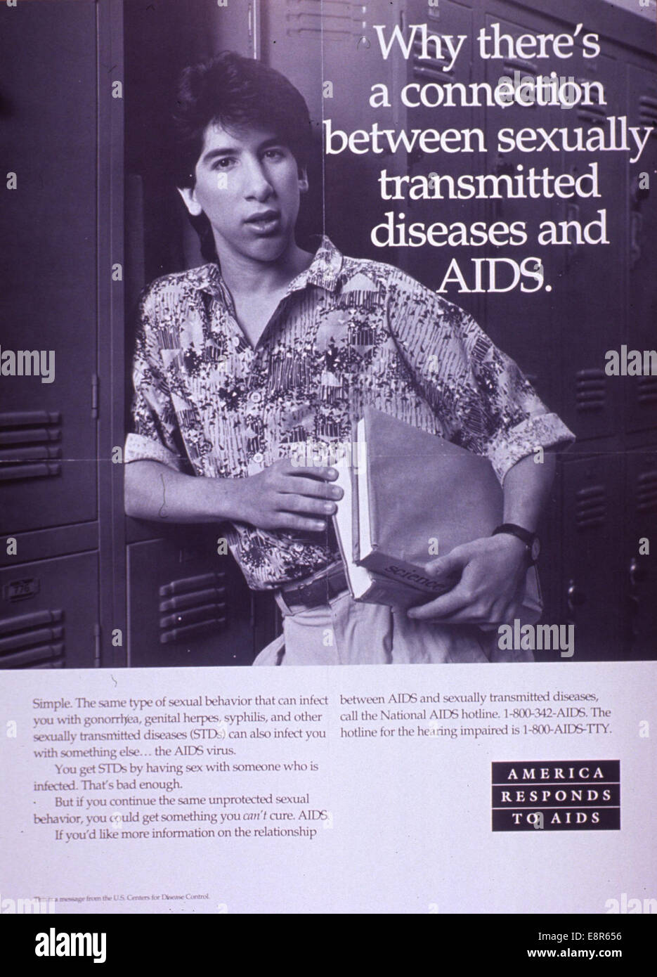 Dieses schwarz-weiße Poster, das von den U.S. Centers for Disease Control veröffentlicht wurde, zeigt einen jungen Mann, der Lehrbücher hält und sich an einen Spind lehnt. Das Poster thematisiert den Zusammenhang zwischen sexuell übertragbaren Krankheiten und AIDS und hebt die gesundheitlichen Bedenken der 1980er Jahre hervor Stockfoto