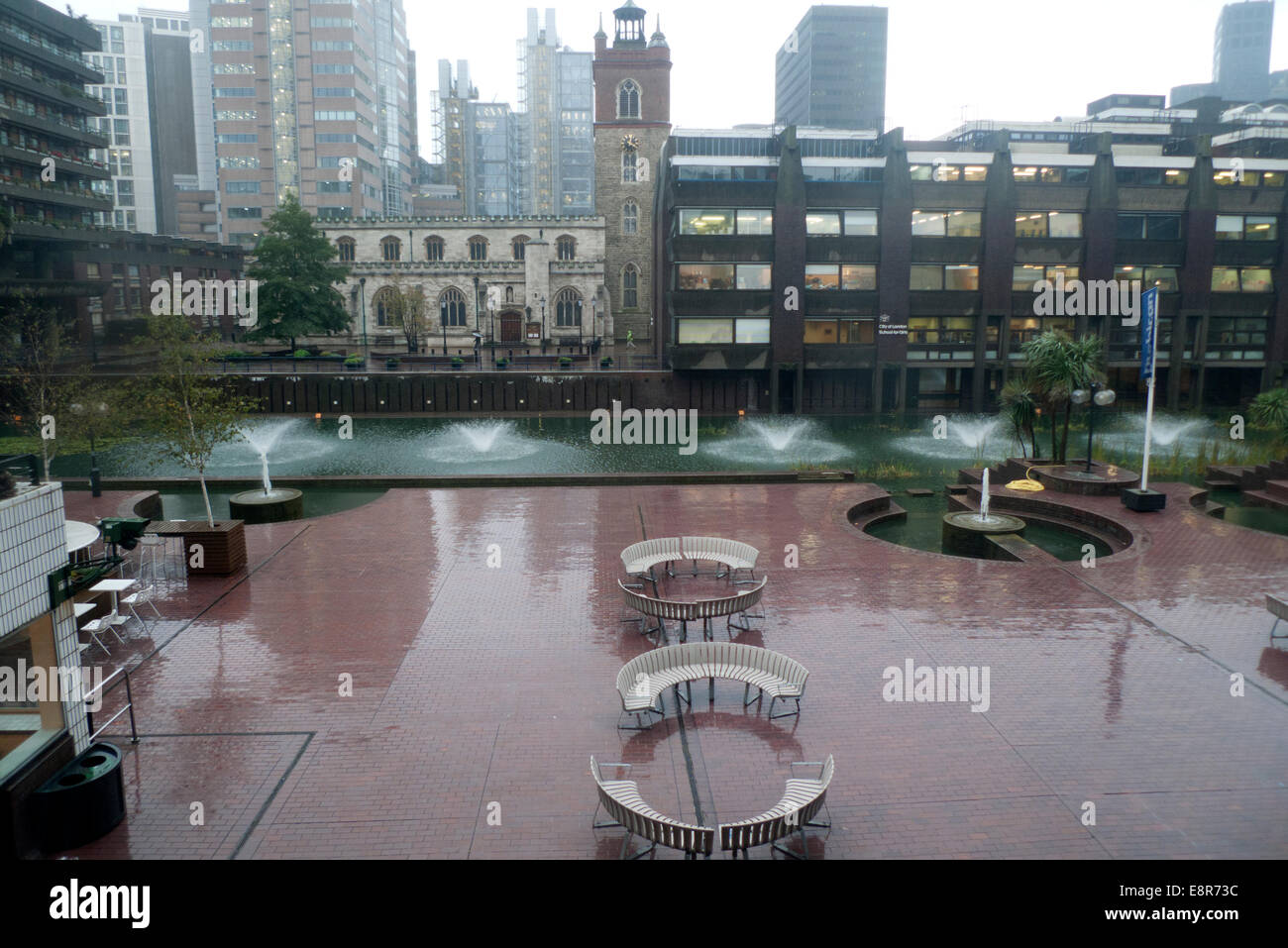 Barbican Centre, London UK. 13. Oktober 2014.  Einem nassen milden Nachmittag als anhaltenden Nieselregen umhüllt den Barbican Centre-Vorplatz in der City of London. Trübe und nebelig mit Ausbrüchen von Regen zusammen mit Trockenperioden und milderes Wetter, die Temperaturen für die nächsten Tage im Südosten Englands vorhergesagt werden. Kathy DeWitt/Alamy Live-Nachrichten Stockfoto