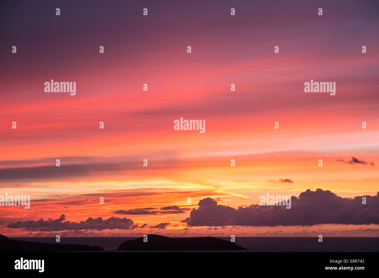 MWNT, West Wales, UK. 12. Oktober 2014.  Dramatischen Sonnenuntergang mit Insel Strickjacke Cardigan Bay und irische See. Stockfoto