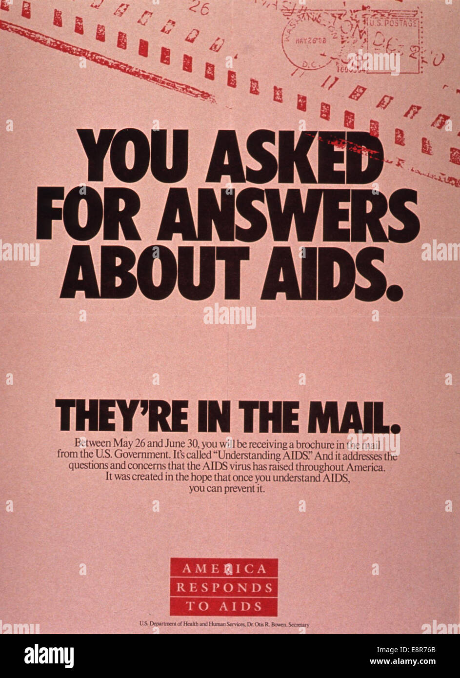 Dieses Poster aus dem Jahr 1988, das vom US-Gesundheitsministerium produziert wurde, thematisiert das Bewusstsein für AIDS. Es zeigt eine burgunderrote Montage von Briefmarkierungen und konzentriert sich auf die Geschichte und Informationen im Zusammenhang mit dem AIDS-Virus. Das Poster war Teil der Kampagne zur Aufklärung über die Krankheit. Stockfoto