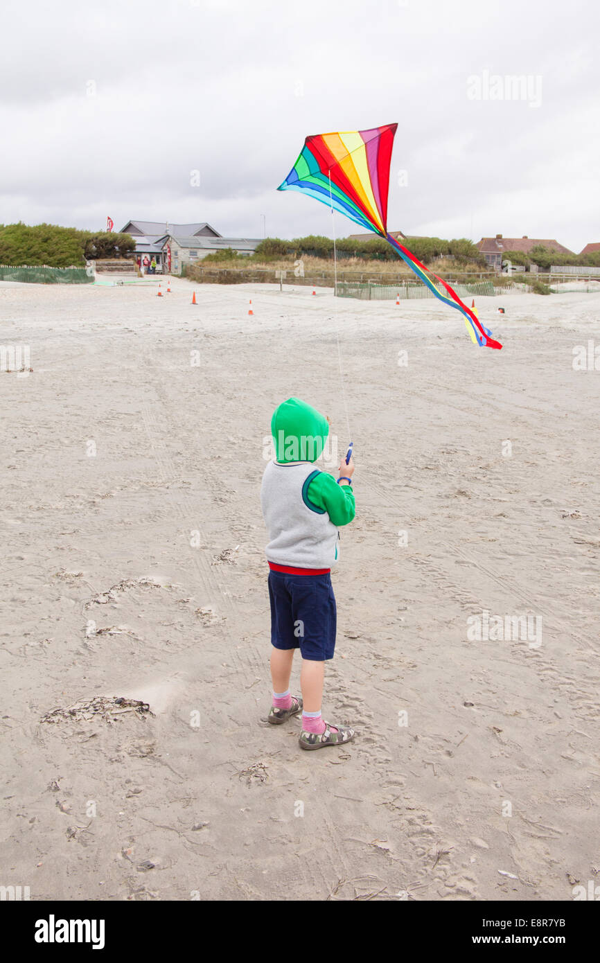 Drachensteigen auf West Wittering Strand, West Sussex, England, Vereinigtes Königreich. Stockfoto