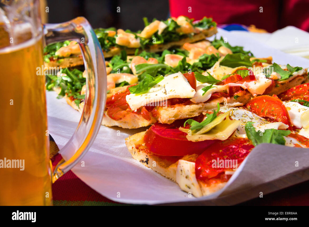 Italienische Vorspeisen und Maß Bier in einem restaurant Stockfoto