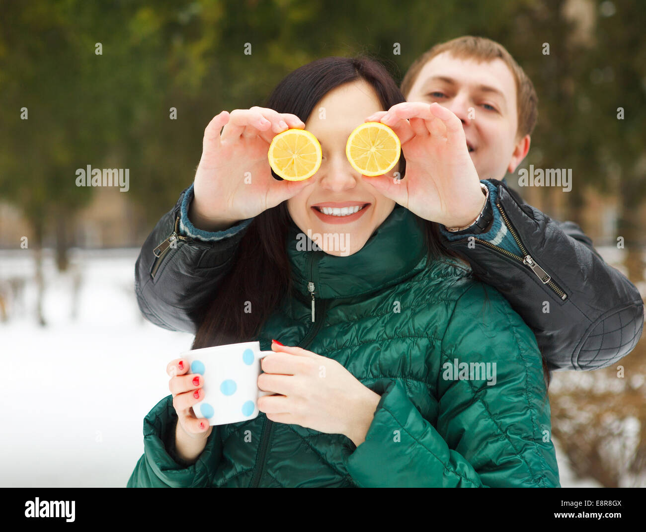 Glückliche junge Paare, die Spaß im Winter park Stockfoto