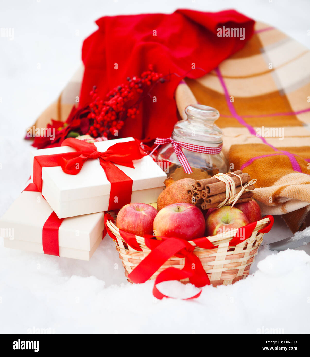 Weihnachten-Stillleben mit Weihnachtsschmuck, Kekse und Geschenke eingebettet in frischem Schnee Stockfoto