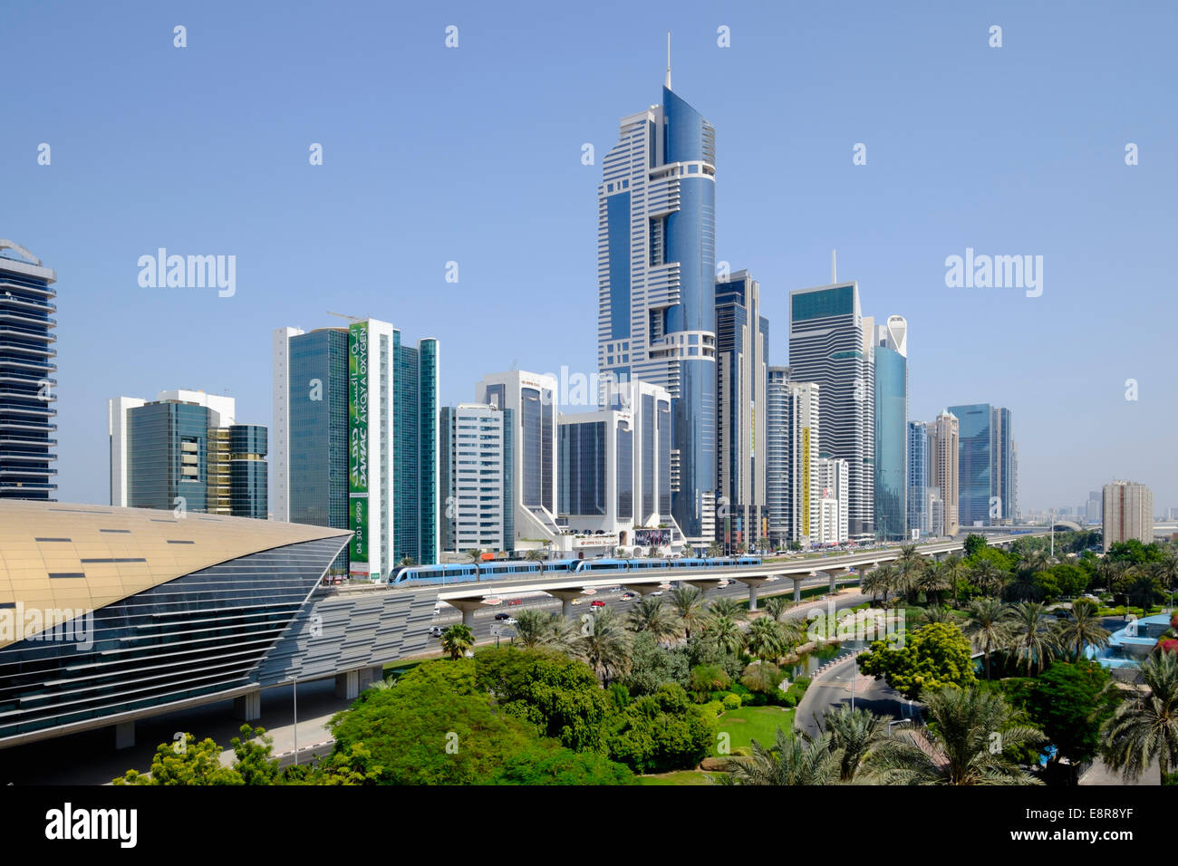 Skyline von Wolkenkratzern entlang der Sheikh Zayed Road in Dubai Vereinigte Arabische Emirate Stockfoto