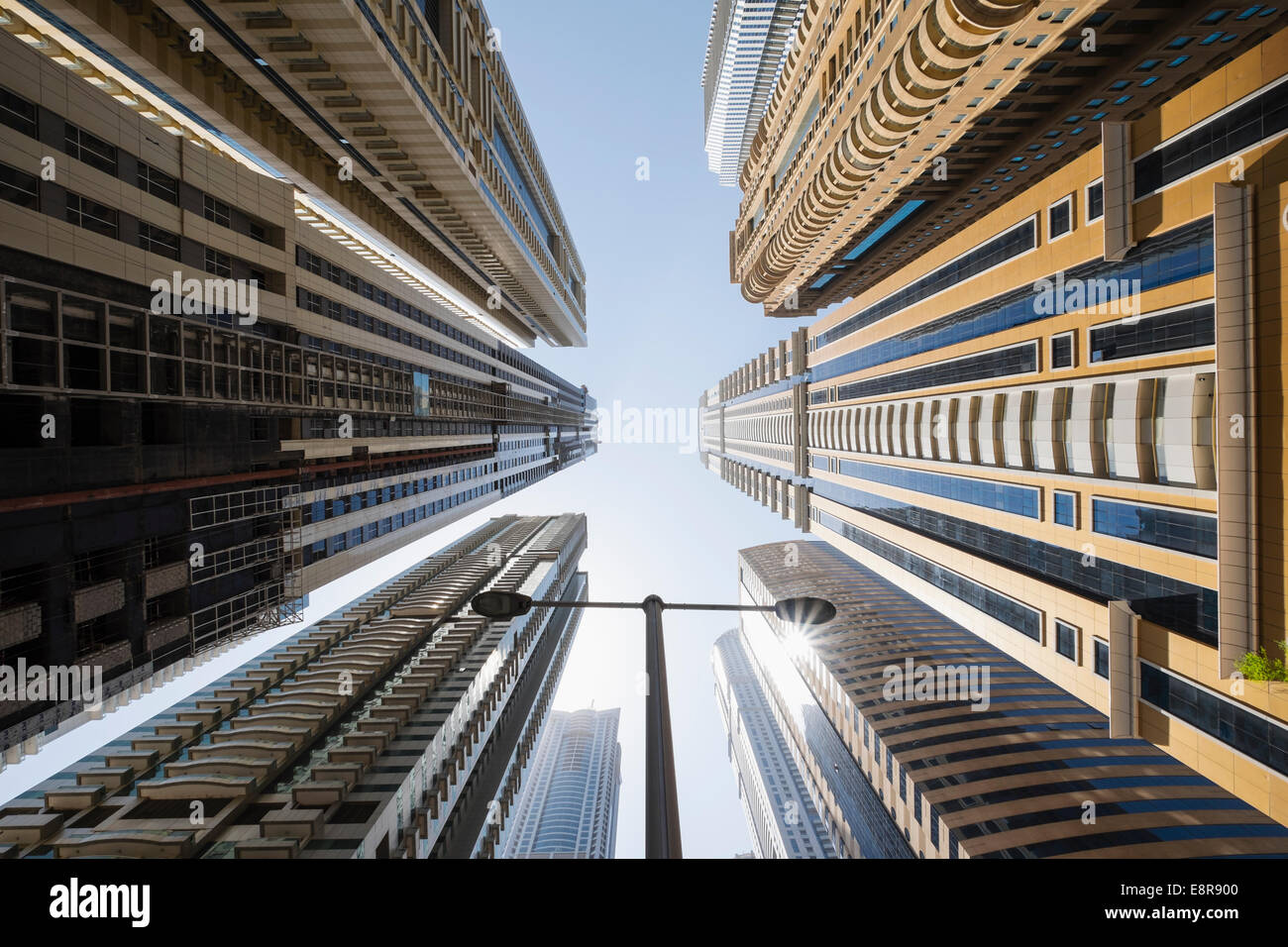Blickte zu Zeile der neuen Wolkenkratzer in Dubai Vereinigte Arabische Emirate Stockfoto