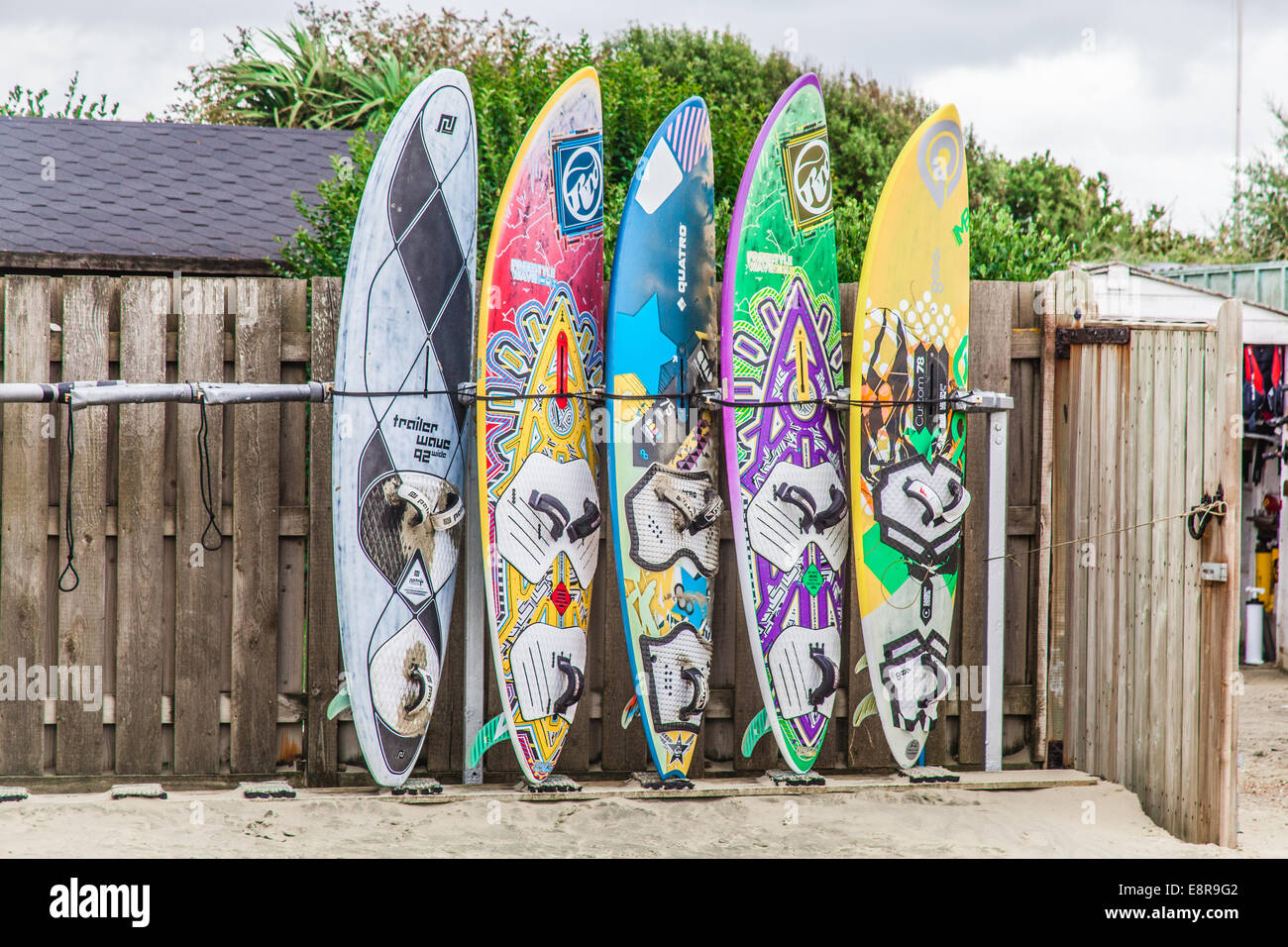 Windsurf-Boards für Mietwagen am West Wittering Strand, West Sussex, England, Vereinigtes Königreich. Stockfoto