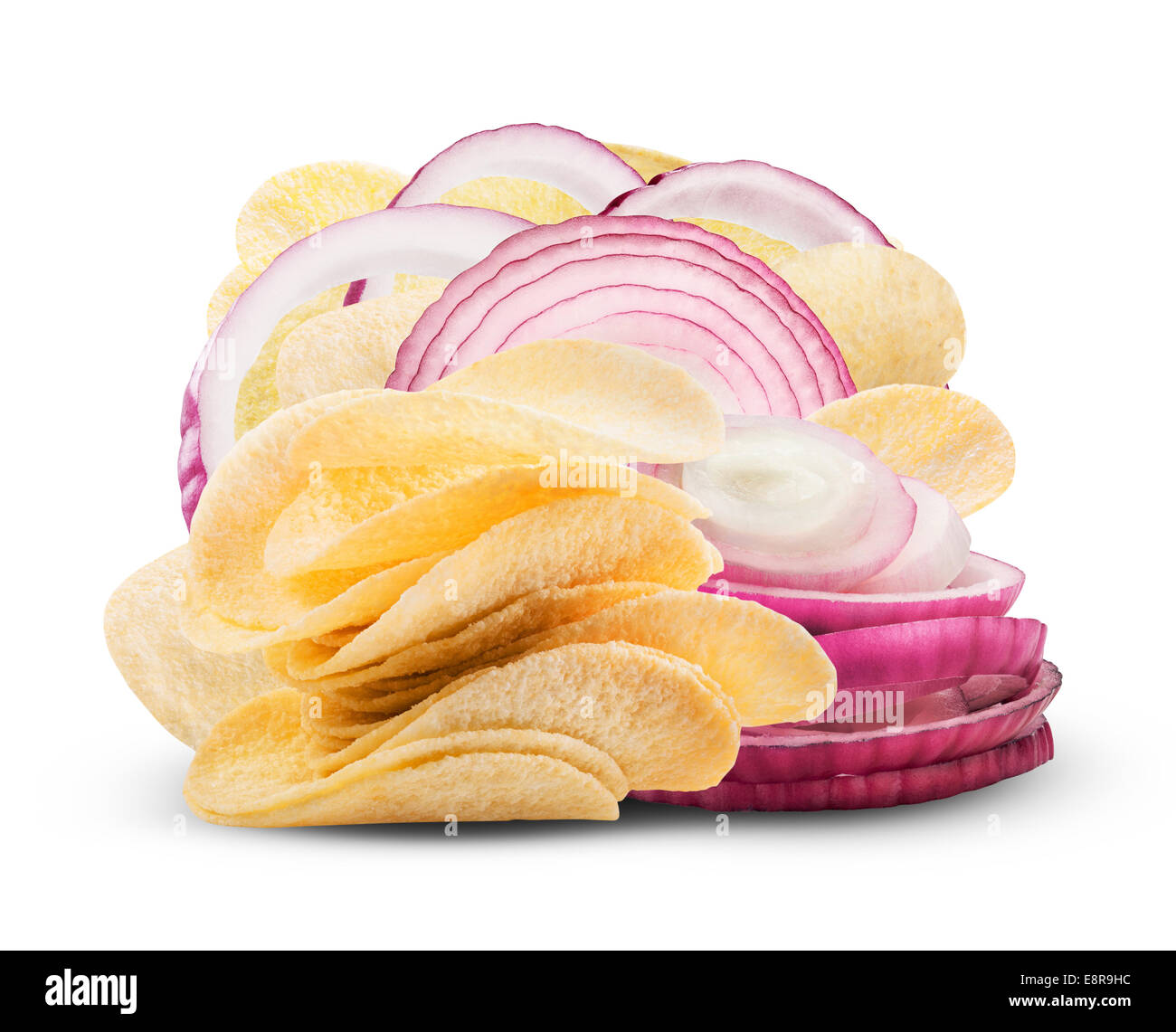 Kartoffelchips mit Zwiebeln auf weißem Hintergrund. Clipping-Pfad Stockfoto