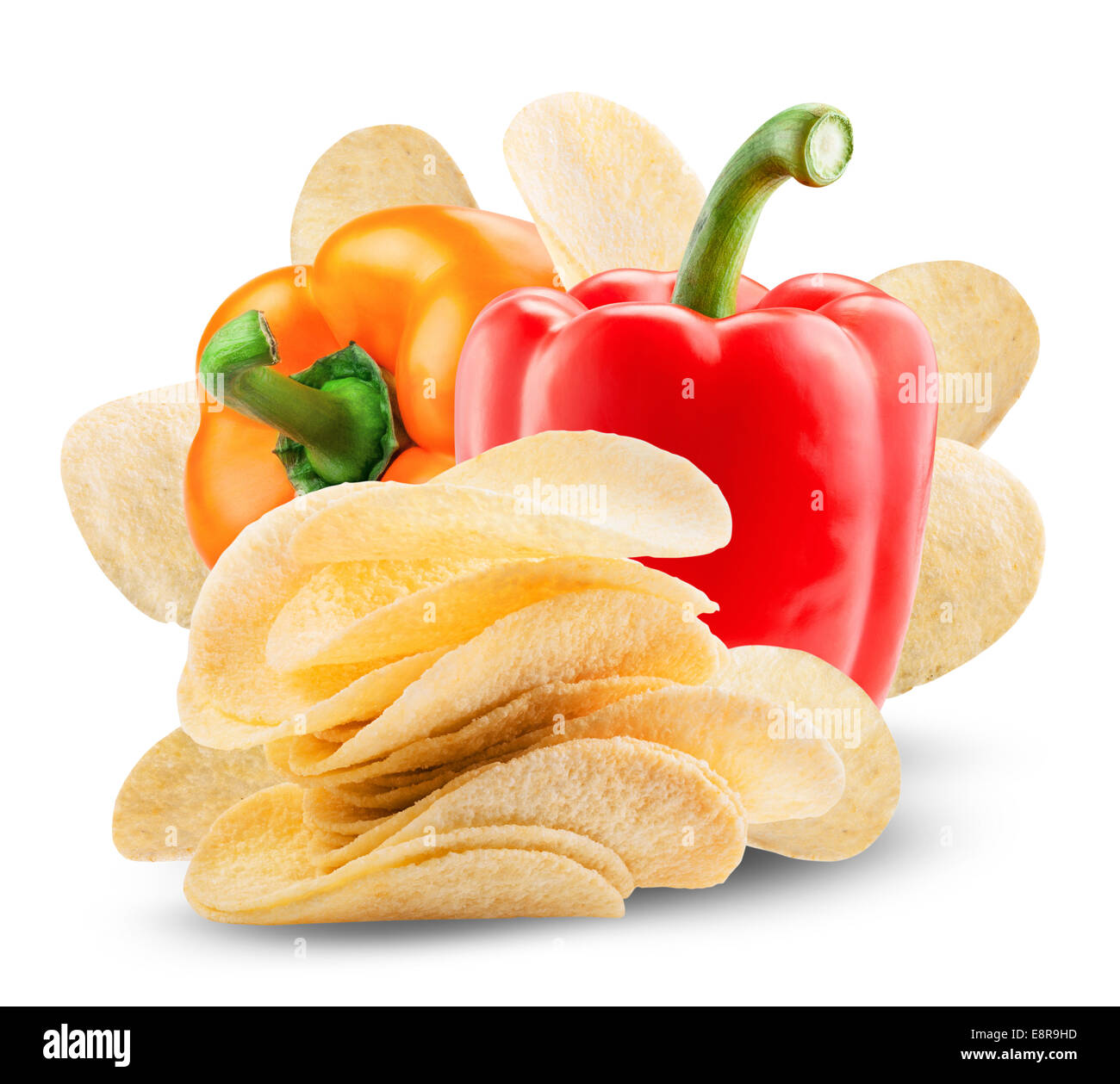 Kartoffelchips mit Paprika auf weißem Hintergrund. Clipping-Pfad Stockfoto