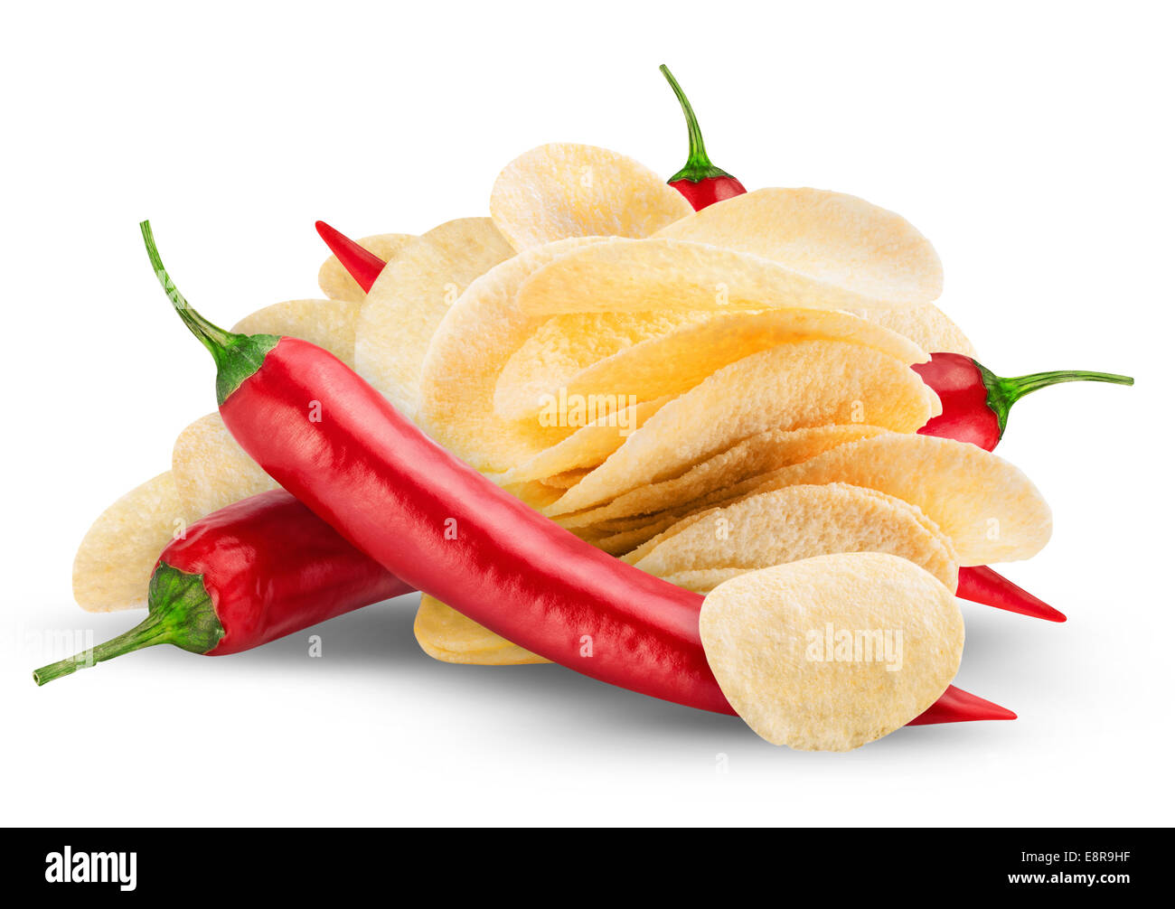 Kartoffel-Chips mit Chili Paprika auf einem weißen Hintergrund. Clipping-Pfad Stockfoto
