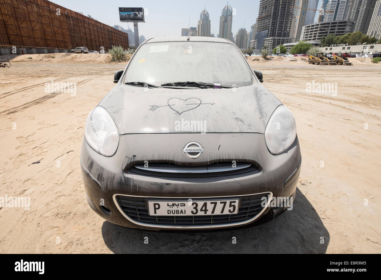 Sand abgedeckt verlassenes Auto in einen PKW-Parkplatz in Dubai Vereinigte Arabische Emirate Stockfoto
