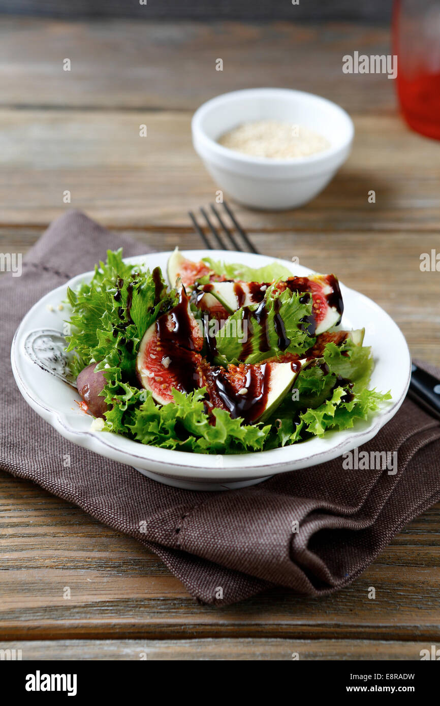 Leichten Salat mit Feigen, Salat und Balsamico-Sauce in einer Schüssel, Essen Stockfoto