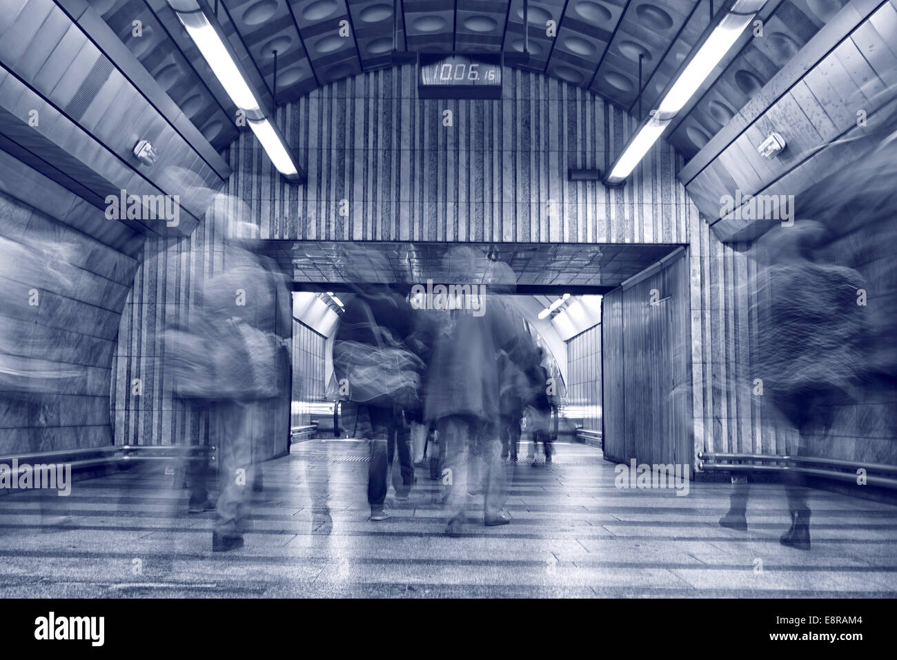 schnelle bewegende Menschen an der u-Bahn Bahnhof, Langzeitbelichtung Bild Stockfoto