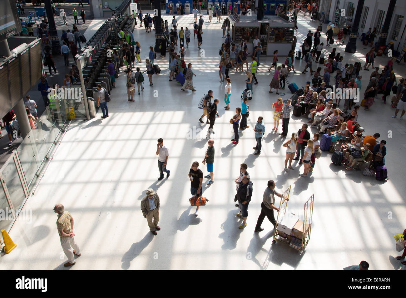 Passagiere auf dem Zusammentreffen am Bahnhof Brighton, während einer anstrengenden Vormittag. Passagiere auf dem Zusammentreffen am Brighton Zug Stati Stockfoto