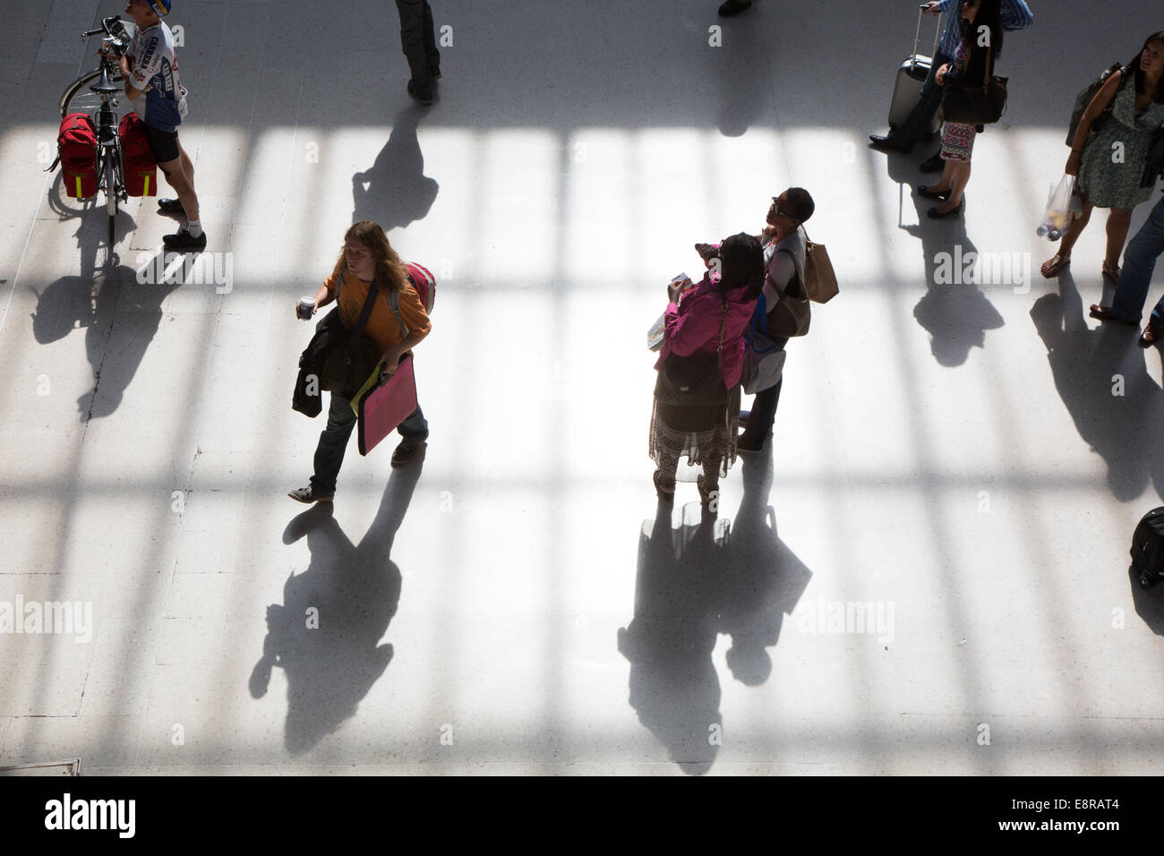 Passagiere auf dem Zusammentreffen am Bahnhof Brighton, während einem anstrengenden heißen Sommermorgen. Stockfoto