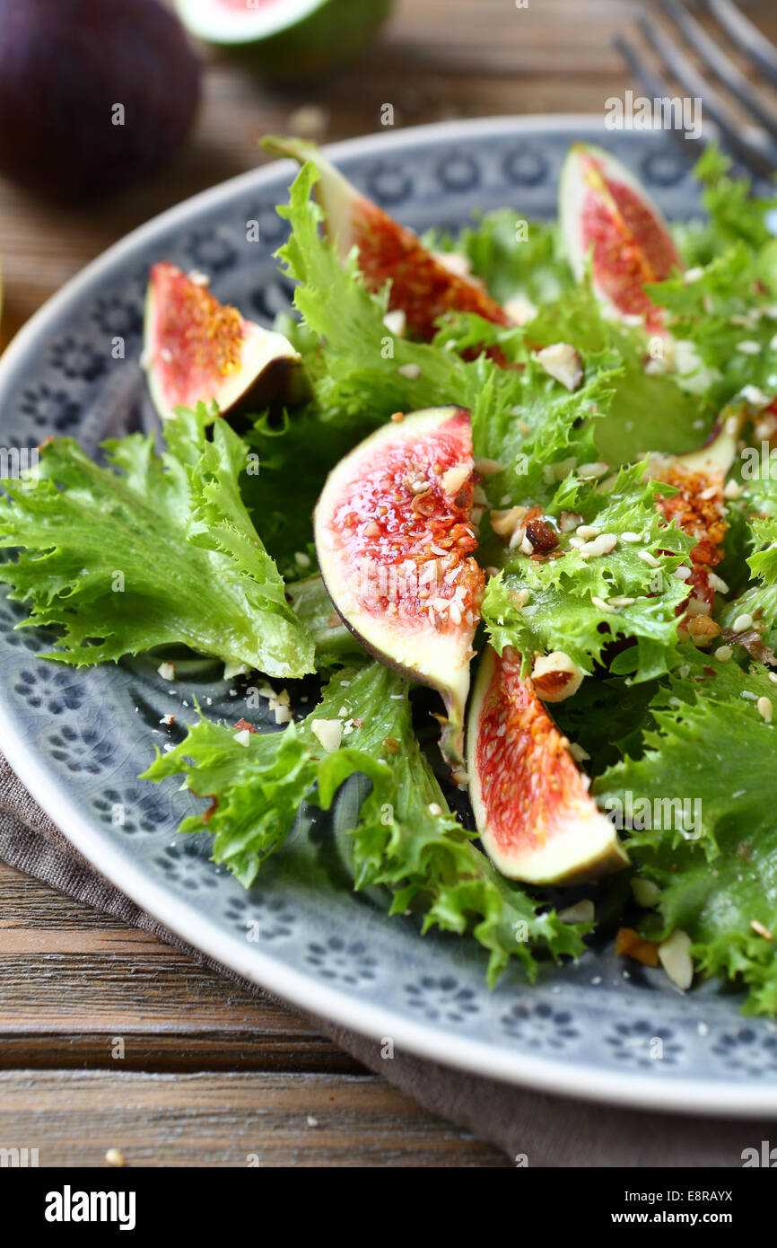 Frischen leckeren Salat mit Feigen und Salat auf einem Teller Essen Nahaufnahme Stockfoto