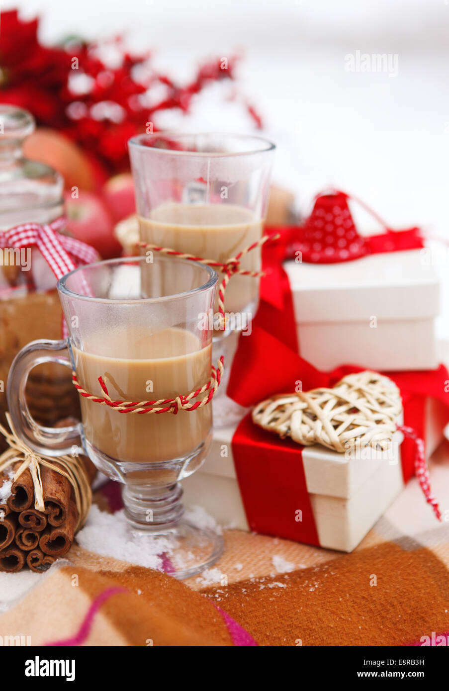 Weihnachten-Stillleben mit einem Weihnachtsschmuck, Cookies, Äpfel, Geschenke und heiße Schokolade eingebettet in frischem Schnee Stockfoto