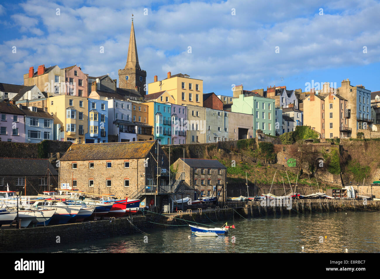 Tenby eingefangen vom Hafen Stockfoto