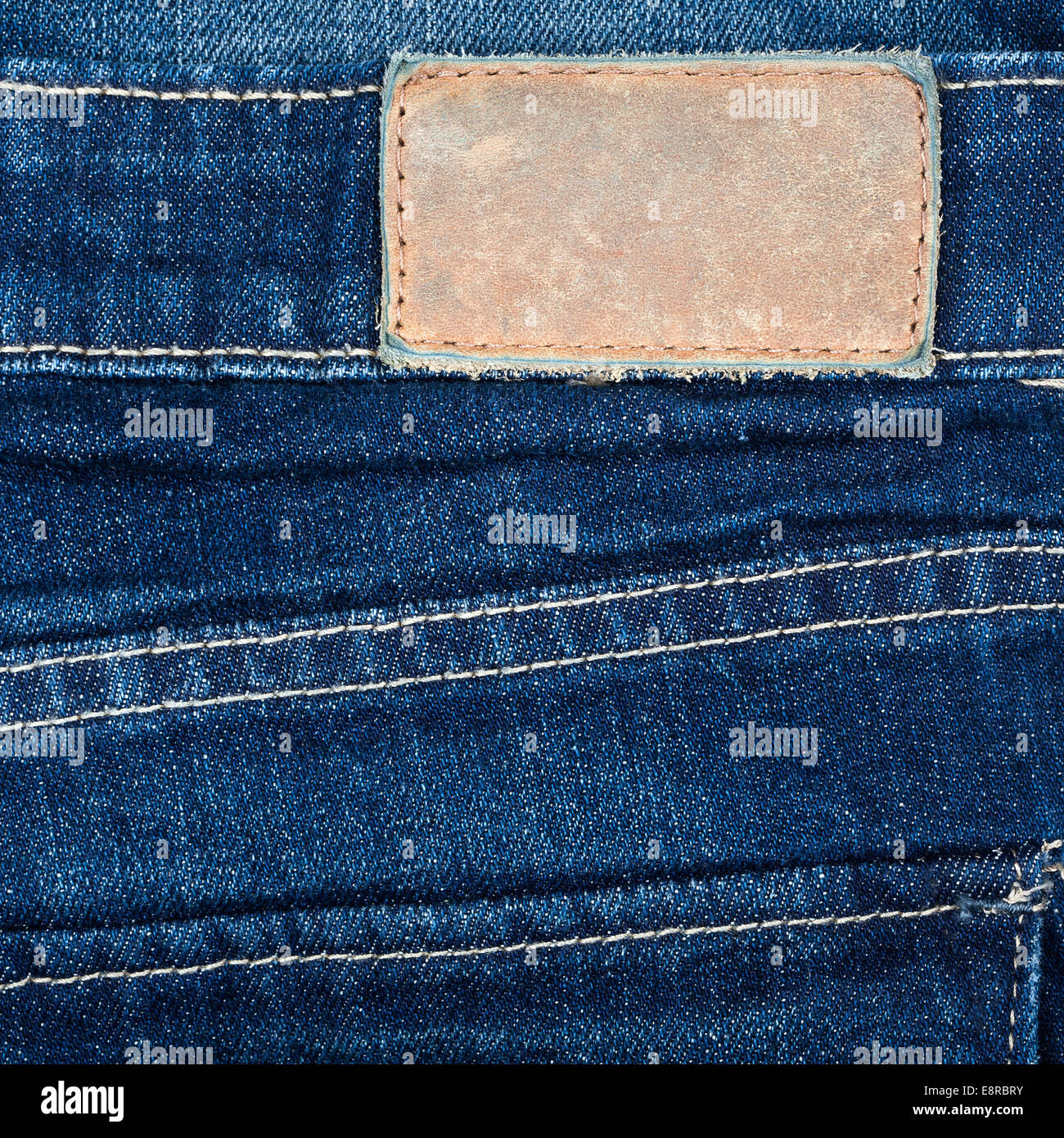 Leere Leder-Jeans-Label aufgenäht eine blaue jeans Stockfoto