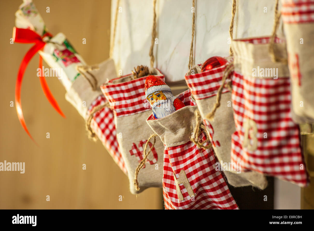 Taschen für einen Adventskalender an dem Kamin hängen Stockfoto