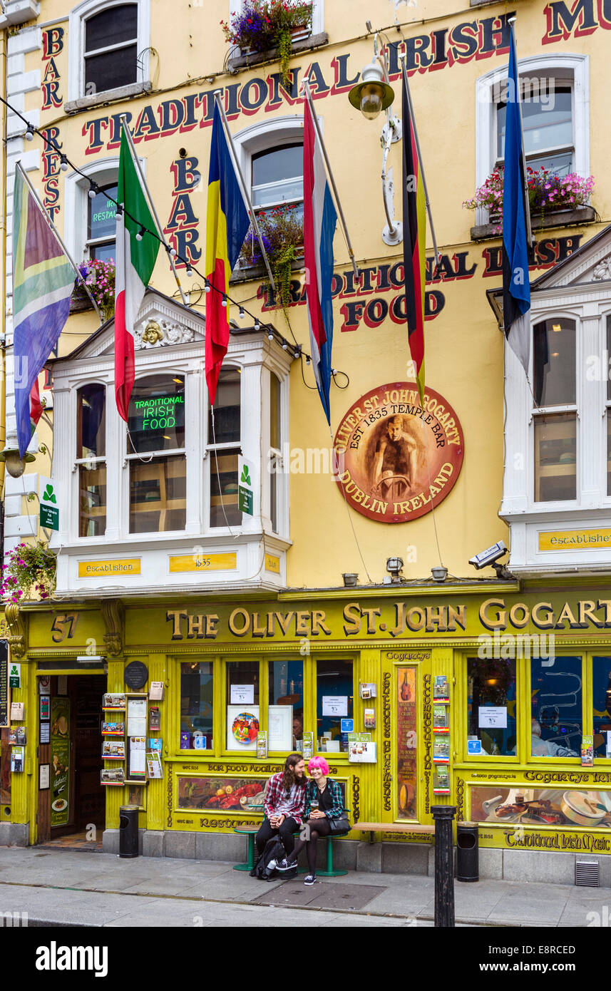 Junges Paar Standortwahl außerhalb der Oliver St. John Gogarty Pub im Temple Bar in der Stadtzentrum, Stadt Dublin, Republik Irland Stockfoto