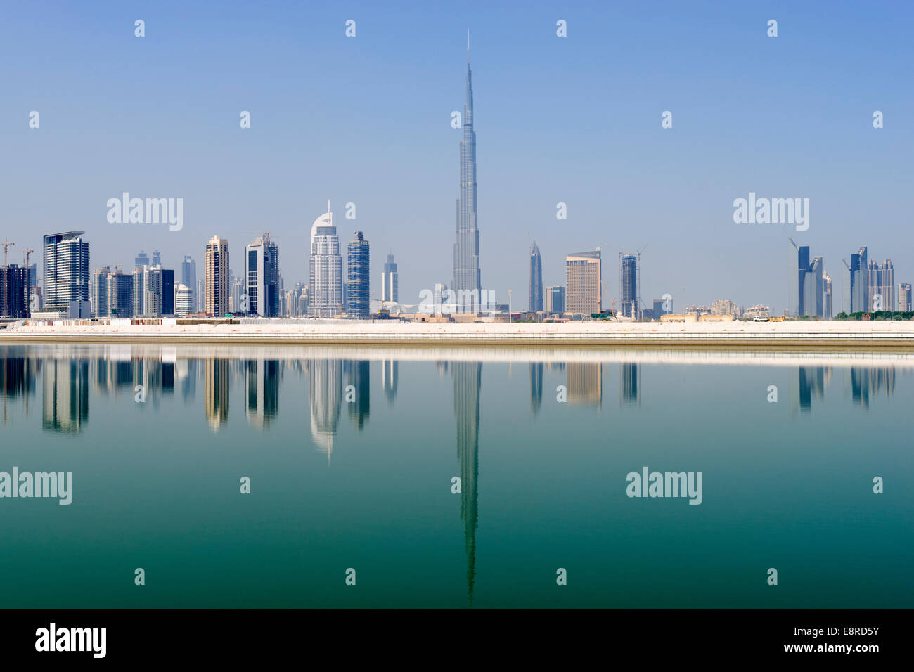 Blick über den Bach Richtung Skyline von Dubai und Burj Khalifa im Business Bay in Vereinigte Arabische Emirate Stockfoto